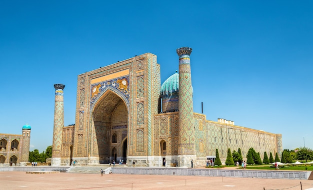 Foto madrasa in piazza registan a samarcanda in uzbekistan