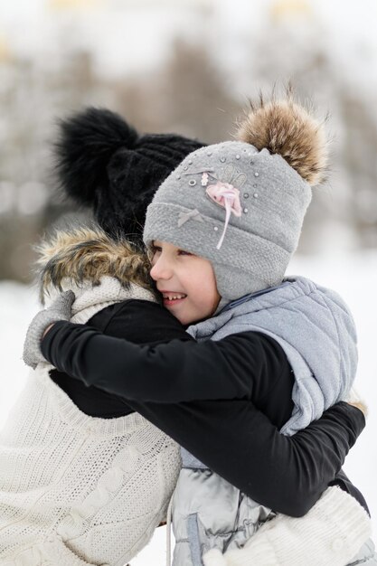 Madre e hija en la nieve 1