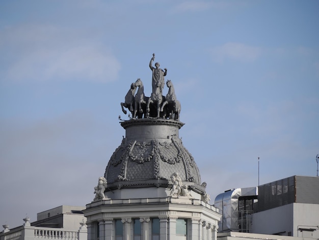 Фото Мадридская ратуша, памятник архитектуры дворца связи, вид сверху в солнечный день в испании.