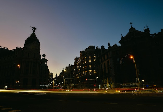 Calle de Alcala 및 Gran Via에서 마드리드 스페인 긴 노출 도시 풍경