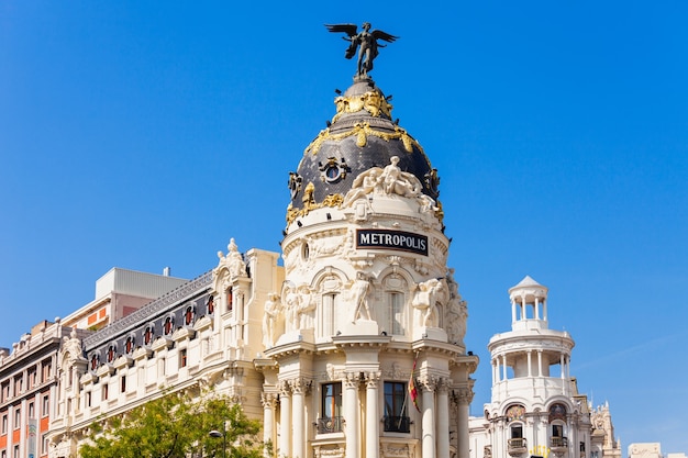 Foto madrid, spagna - 21 settembre 2017: metropolis building o edificio metropolis è un edificio per uffici all'angolo tra calle de alcala e gran via a madrid, spagna