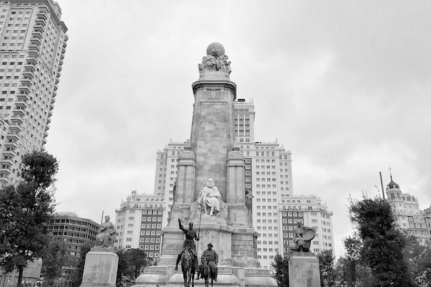 MAdrid spanje plaats placa de espana monument Miguel de Cervantes in zwart-wit