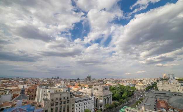 Madrid, Spanje stadsgezicht boven de winkelstraat Gran Via. Spanje tijdens zonsondergang.