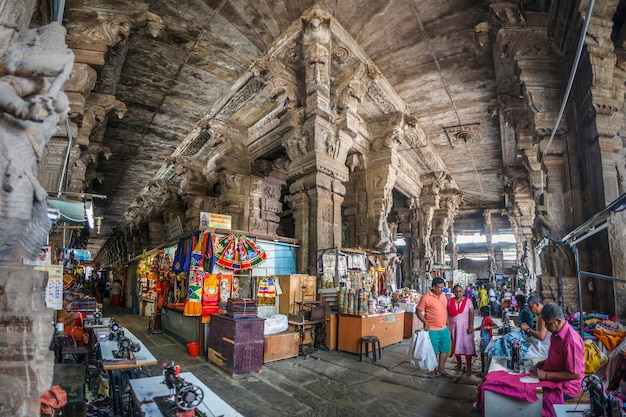 Madurai, India, 12 November 2018. Pelgrims en toeristen lopen rond de markt in de tempel van Minakshi Sundareshvara, East Gate.