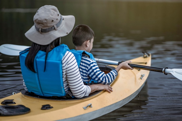Mae moh reservoir luogo famoso per il viaggiatore in kayak galleggia nel kayak, il turista sta esplorando il paesaggio in canoa. turismo acquatico, attività avventurosa, fine settimana di vacanza attiva.