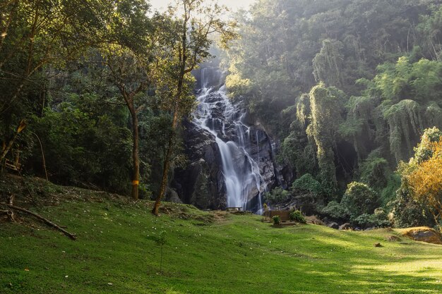 Mae Tia 폭포는 Ob Luang 국립 공원, Doi Kaeo, Chom Thong, Chiang Mai, 태국에서 가장 아름다운 폭포입니다.