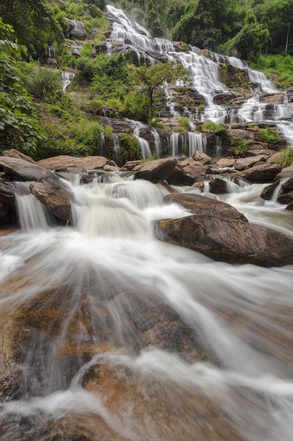 Водопад Мае Я, красивый водопад в районе национального парка Дойинтанон, Чиангмай, Таиланд