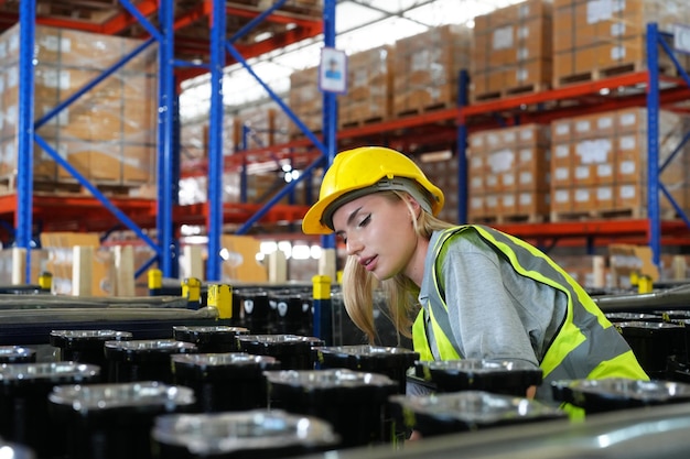 Foto magazijn industriële toeleveringsketen en logistieke bedrijven binnen magazijnmedewerkers die de inventaris controleren producten op inventarisplanken opslag werknemer doet inventaris in magazijn