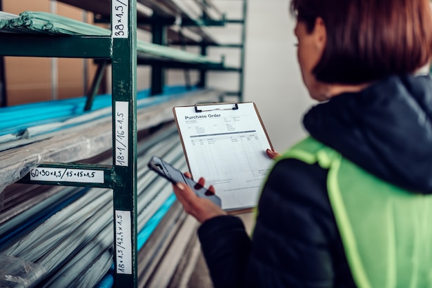 Magazijnbediende met behulp van telefoon