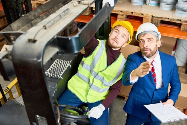 Magazijnbeheerder geeft instructies aan verhuizer