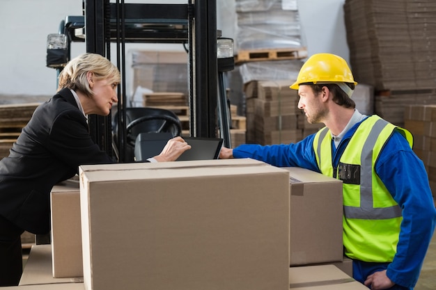 Foto magazijnmedewerker en manager die tabletpc met behulp van