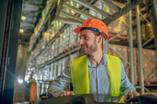 Magazijnmedewerker met helm