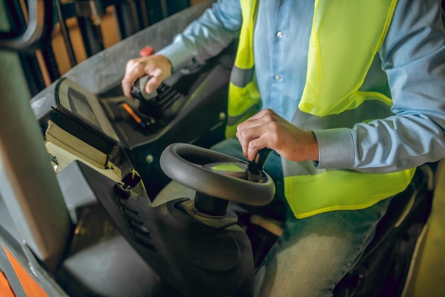 Magazijnmedewerker met helm