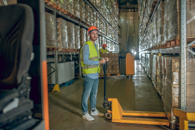 Magazijnmedewerker met helm