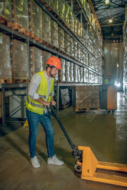 Magazijnmedewerker met helm