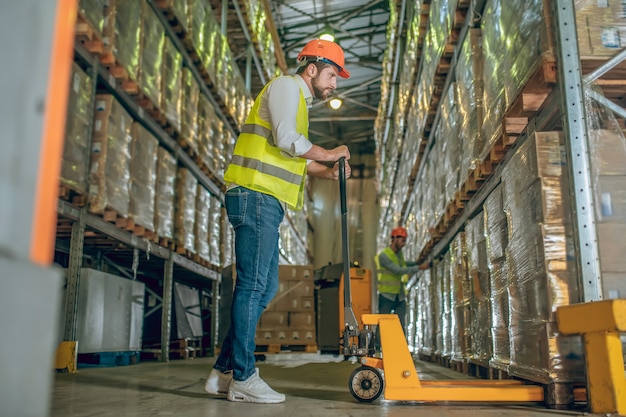 Magazijnmedewerker met helm