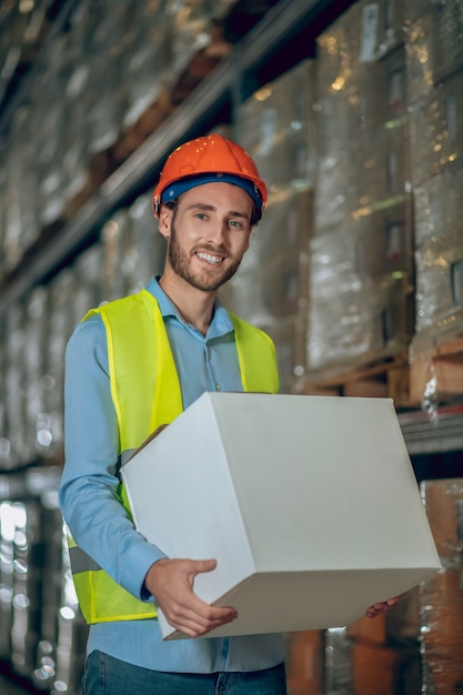 Magazijnmedewerker met helm