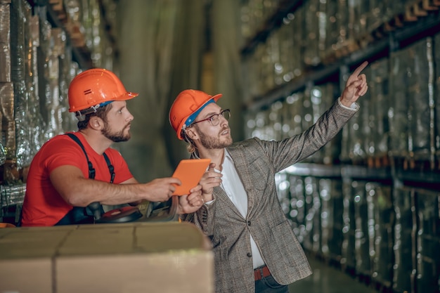 Magazijnmedewerker met helm