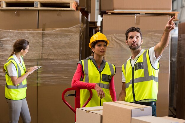 Magazijnmedewerkers bespreken tijdens het voorbereiden van een zending