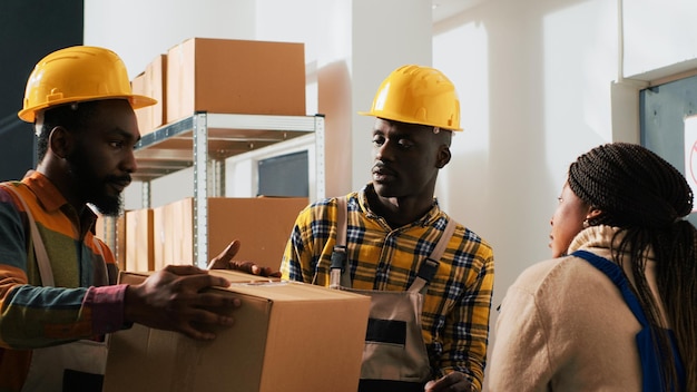 Magazijnmedewerkers maken goederenpakketten klaar met depotbenodigdheden en opslagruimteproducten. Team van werknemers die goederen uit de schappen en rekken halen, bezig met logistiek en distributie.