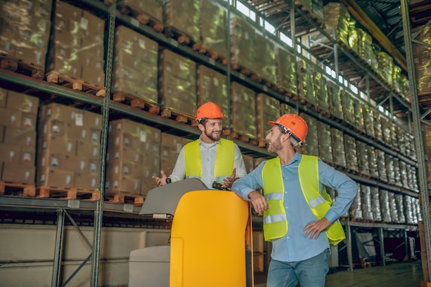 Magazijnmedewerkers met helm