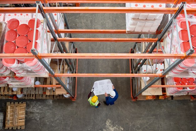 Foto magazijnmedewerkers met plannen