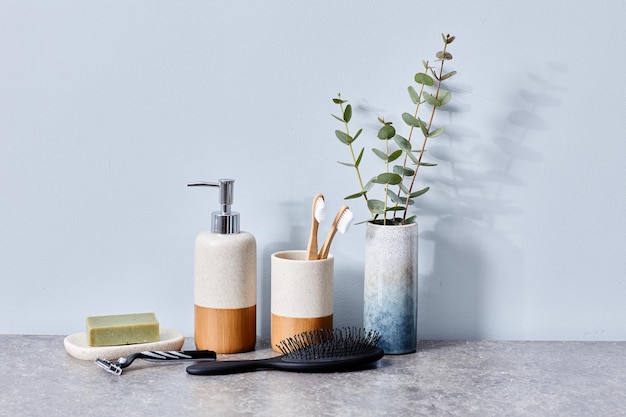 Mago degli articoli da toeletta personali per l'igiene e la bellezza sul tavolo in ceramica in bagno