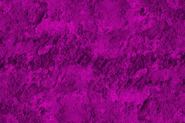 Поверхность старой бетонной стены пурпурного цвета с грубой гранжевой текстурой