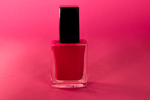 Magenta Fucsia nagellak fles met achtergrond