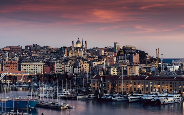 Foto magenta panorama del tramonto con vista su genova, italia, compreso il famoso porto