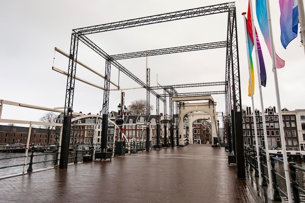 Magere brug in de Amstel