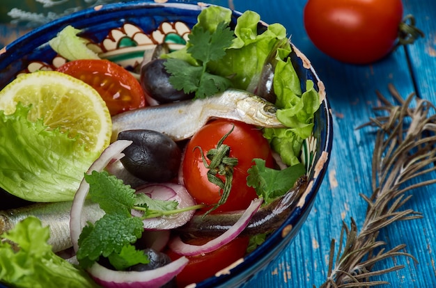 Maghreb keuken. Algerijnse salade met ansjovis close-up