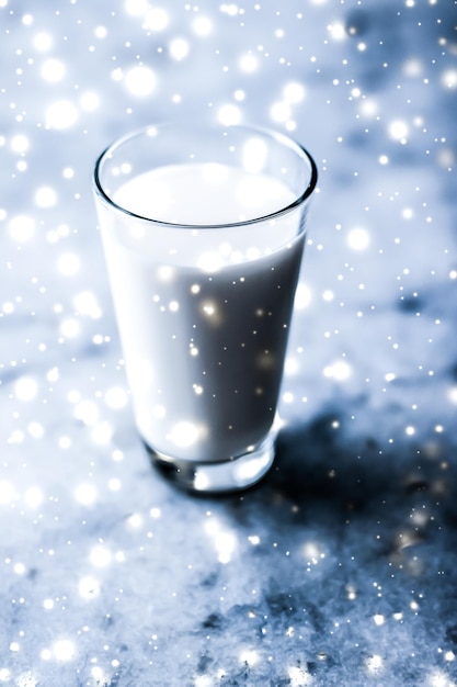 Photo magic holiday drink pouring organic lactose free milk into glass on marble table