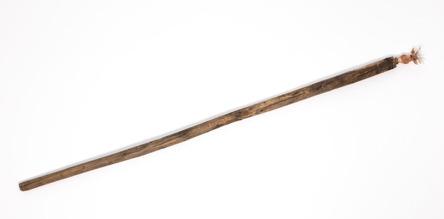 Bastone magico bastone da passeggio in legno isolato su sfondo bianco