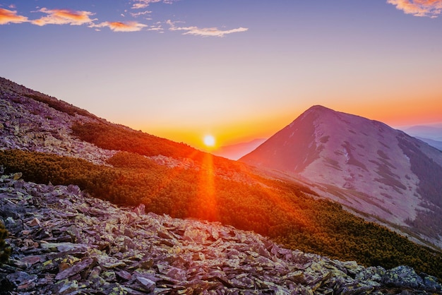 Foto magico tramonto sulle montagne