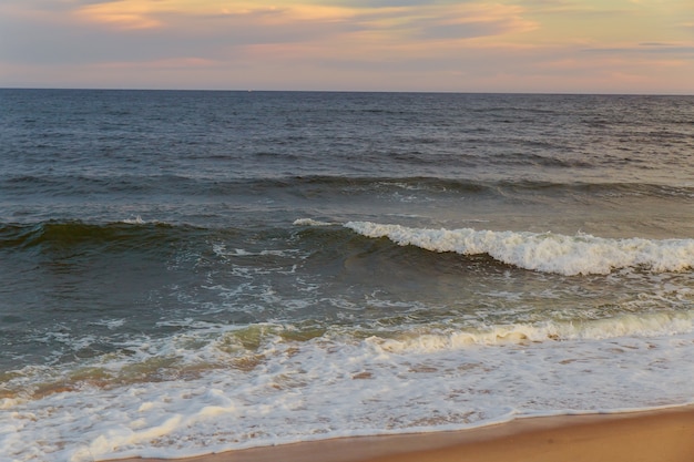 美しい色とりどりの空、太陽、雲のある魔法のサンセットビュー海景。海の白い泡でビーチの滑らかな砂。カロンビーチプーケットタイ。