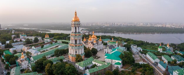 Photo magical aerial view of the kiev pechersk lavra near the motherland monument