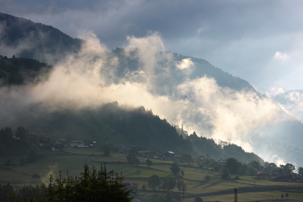 オーストリア、山での魔法の朝