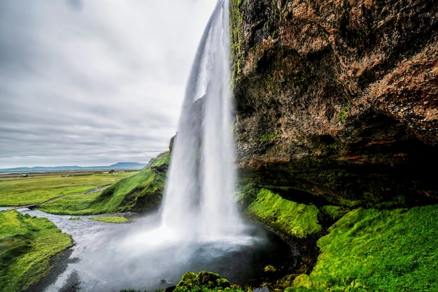 Волшебный водопад Seljalandsfoss в Исландии.