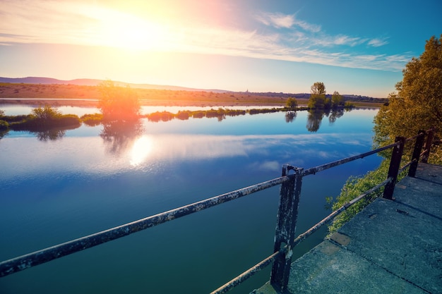 Alba magica sul lago lago sereno al mattino paesaggio naturale