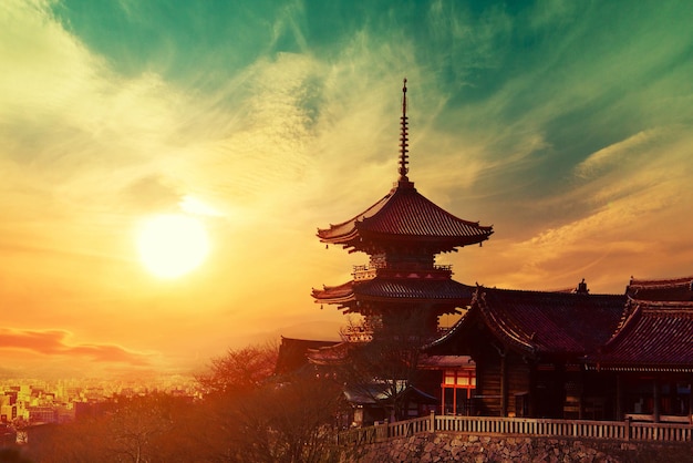 Foto magico tramonto sul tempio kiyomizudera kyoto in giappone