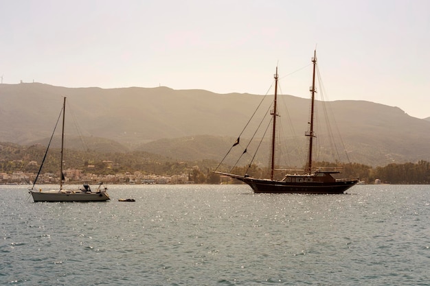 Vista magica dell'argine e degli yacht dell'isola di paros in grecia in una serata soleggiata primaverile