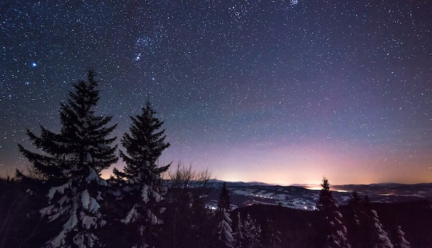 La vista magica del cielo stellato si estende per la stazione sciistica notturna in un clima freddo senza nuvole in inverno.