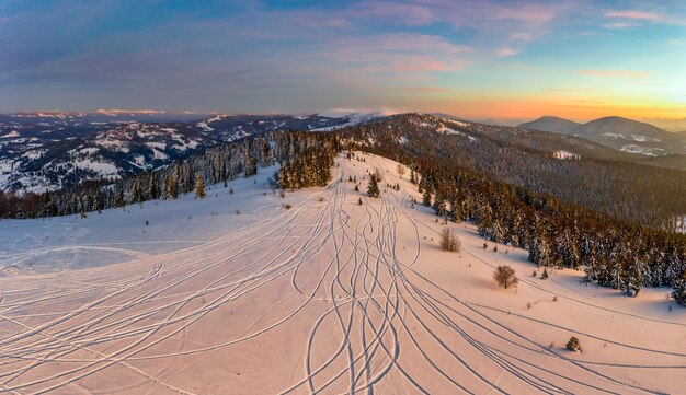 Magico panorama invernale di bellissime piste innevate in una stazione sciistica in europa in una giornata gelida e soleggiata e senza vento. il concetto di ricreazione attiva in inverno