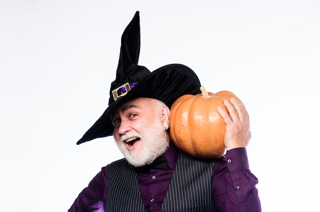 Magisch concept Ervaren en wijze Halloween-traditie Cosplay-outfit Senior man witte baard Halloween vieren met pompoen Tovenaarskostuum hoed Halloween-feest Goochelaar Witcher oude man