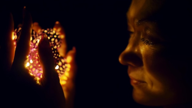 Magisch heet licht van lantaarns valt op de ogen van de vrouw Het naakte volwassen sexy blanke meisje ligt 's nachts op het bed en houdt warme lampen in haar handen