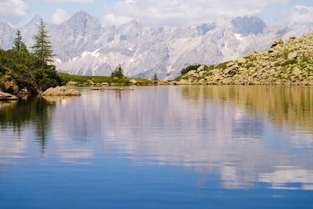 Magisch idyllisch landschap met meer in de bergen in de alpen europa. toeristisch parcours op groene heuvels in de alpen.