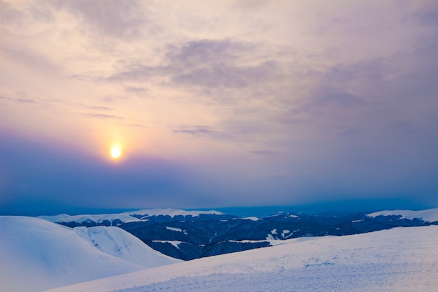 Magisch uitzicht op de met sneeuw bedekte skibasis