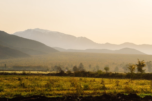 Magische betoverende natuur en landschap, bergen en hellingen, eindeloze groene velden en weiden