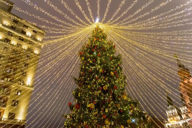 Foto magische gloeiende kerstboom verbazingwekkende kerstviering dekoratie van de kerstboom